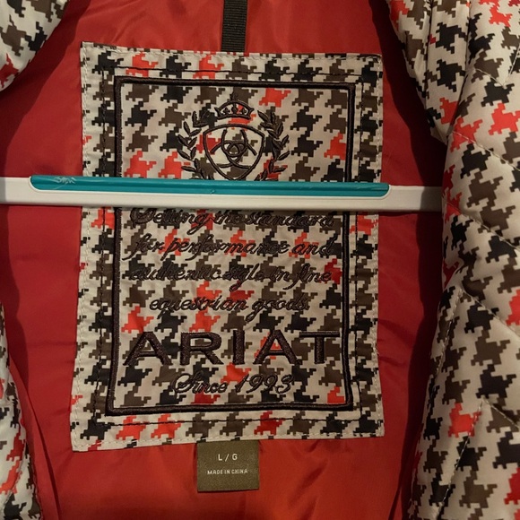 Ariat sleeveless puffer jacket worn once - Picture 4 of 4